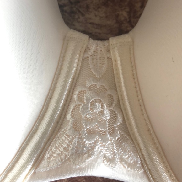 Vanity Fair full figure bras (2) - Picture 7 of 8